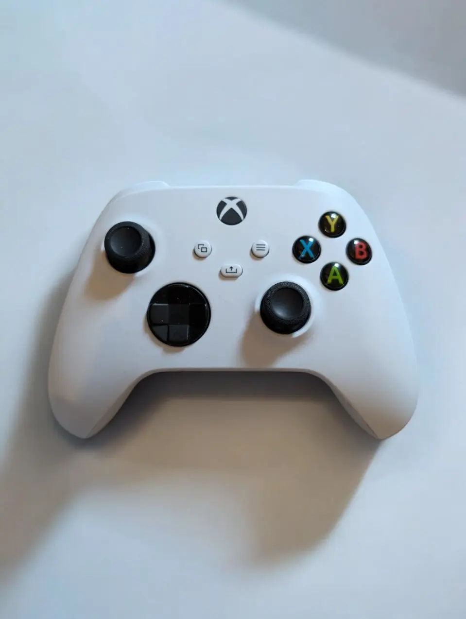 Optimiertes Controller-Produktbild mit einheitlichem Hintergrund